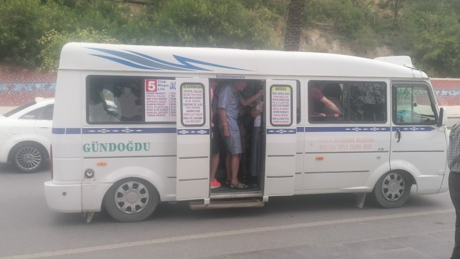 Minibüsteki Turist Sayısı Görenlere Pes Dedirtti