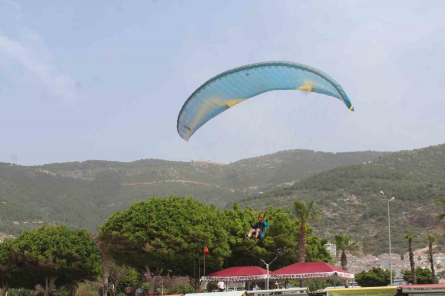 Alanya Semaları Yamaç Paraşütleriyle Renklendi