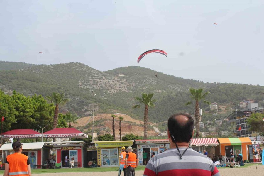 Alanya Semaları Yamaç Paraşütleriyle Renklendi