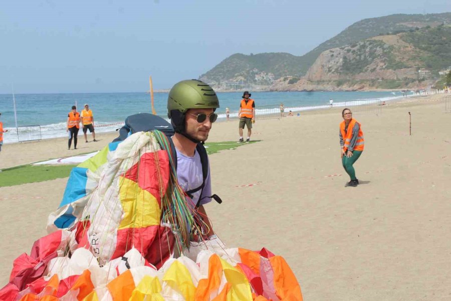Alanya Semaları Yamaç Paraşütleriyle Renklendi
