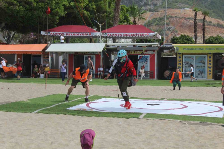 Alanya Semaları Yamaç Paraşütleriyle Renklendi