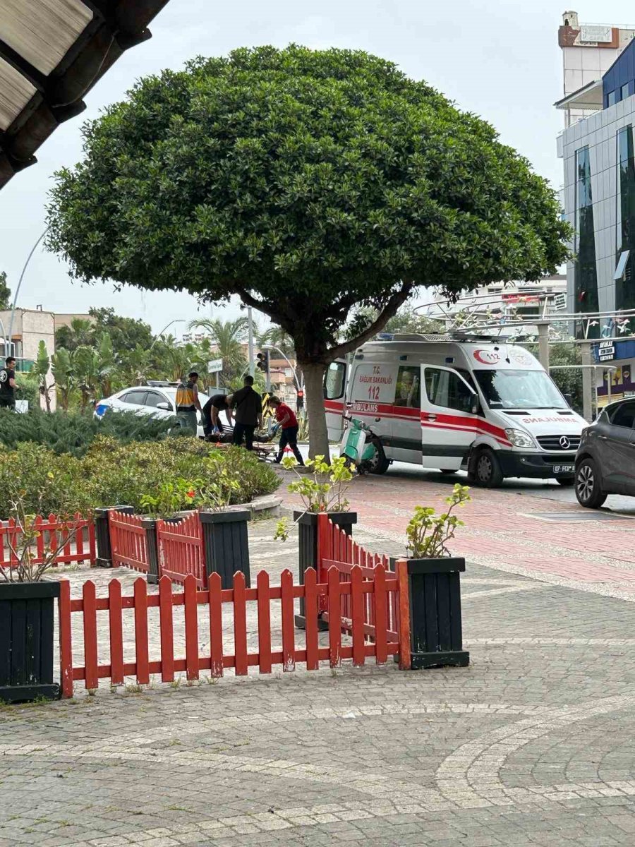 Otomobile Çarpmamak İçin Frene Basıp Devrilen Motosikletin Sürücüsü Yaralandı