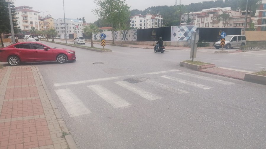 Yayaya Çarpmamak İçin Frene Basan Motosikletli Hastanelik Oldu