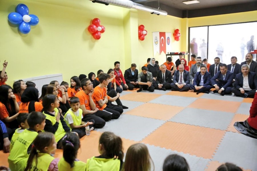 Vali Çiçek, Öğrencileri İlmek İlmek İşliyor