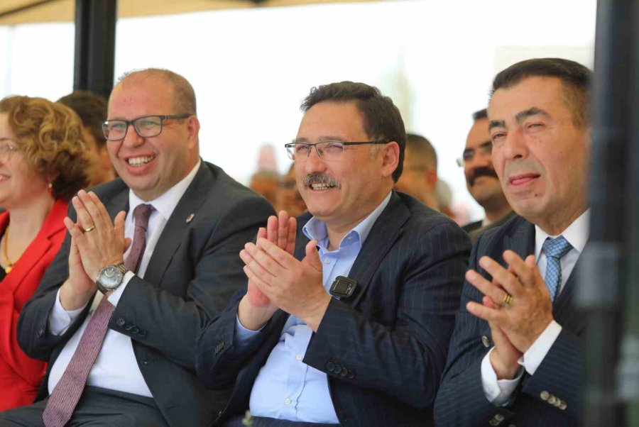 Vali Çiçek, Öğrencileri İlmek İlmek İşliyor