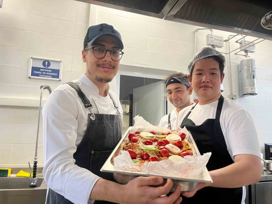 6 Yabancı Öğrenci, Türk Aşçı Adayları İle Yemek Yaptı