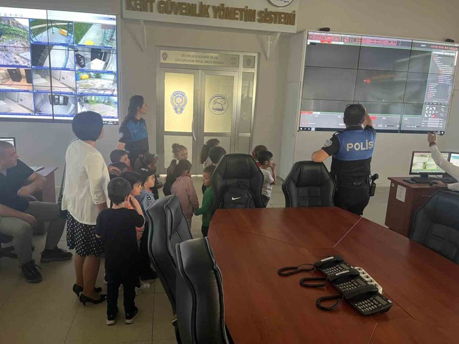 Anaokulu Öğrencileri İl Emniyet Müdürlüğü’nün Yerleşkelerini Ziyaret Etti