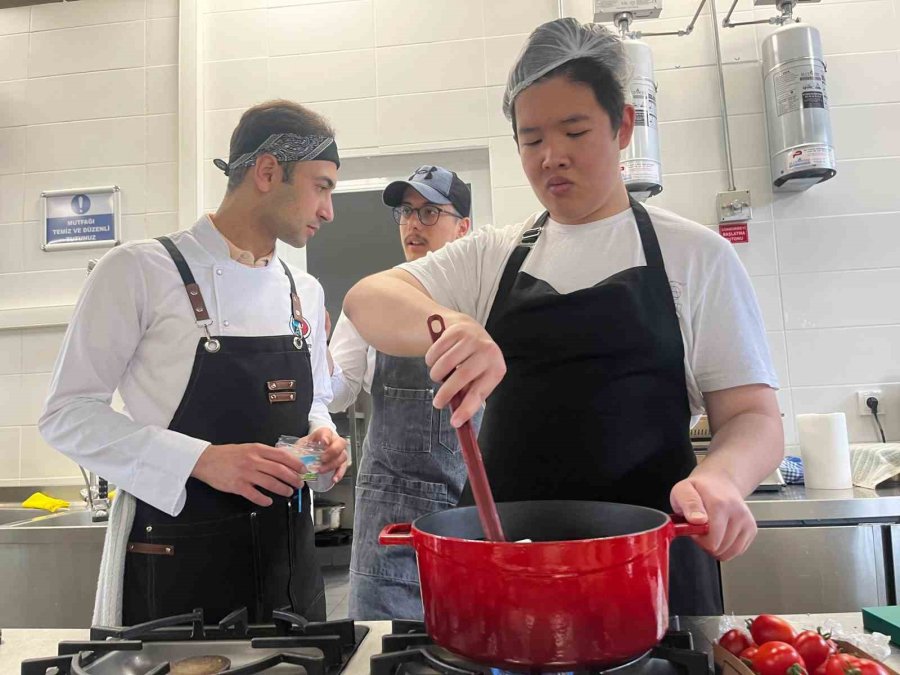 6 Yabancı Öğrenci, Türk Aşçı Adayları İle Yemek Yaptı