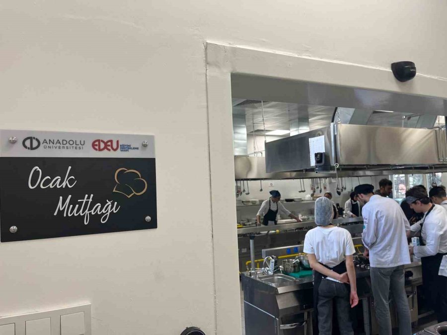 6 Yabancı Öğrenci, Türk Aşçı Adayları İle Yemek Yaptı