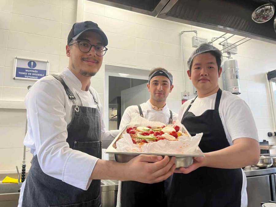 6 Yabancı Öğrenci, Türk Aşçı Adayları İle Yemek Yaptı