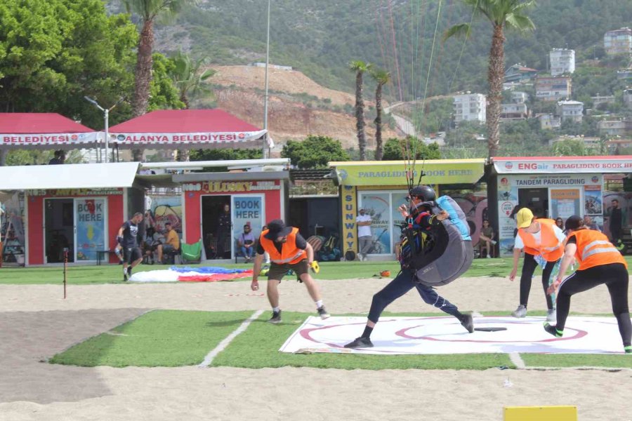 Alanya Semaları Yamaç Paraşütleriyle Renklendi