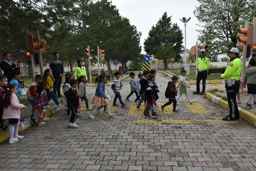 Minik Öğrencilere Trafik Kuralları Uygulamalı Olarak Öğretiliyor