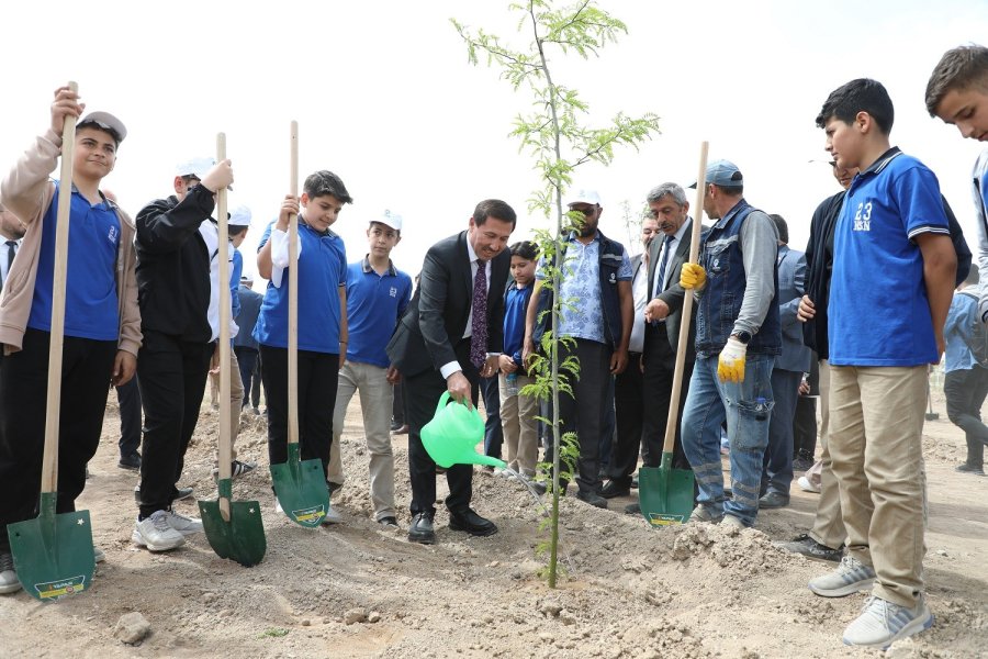Karatay Belediyesi Binlerce Fidanı Toprakla Buluşturdu