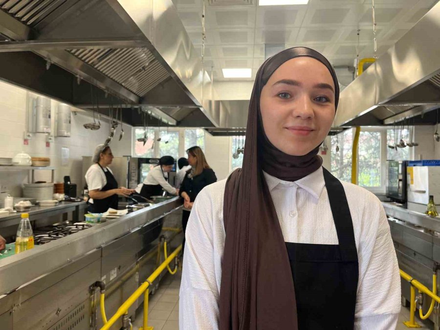 6 Yabancı Öğrenci, Türk Aşçı Adayları İle Yemek Yaptı