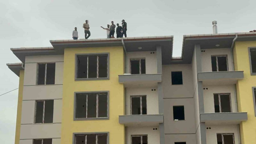 İnşaat İşçisi Çatıdan Atlamak İstedi