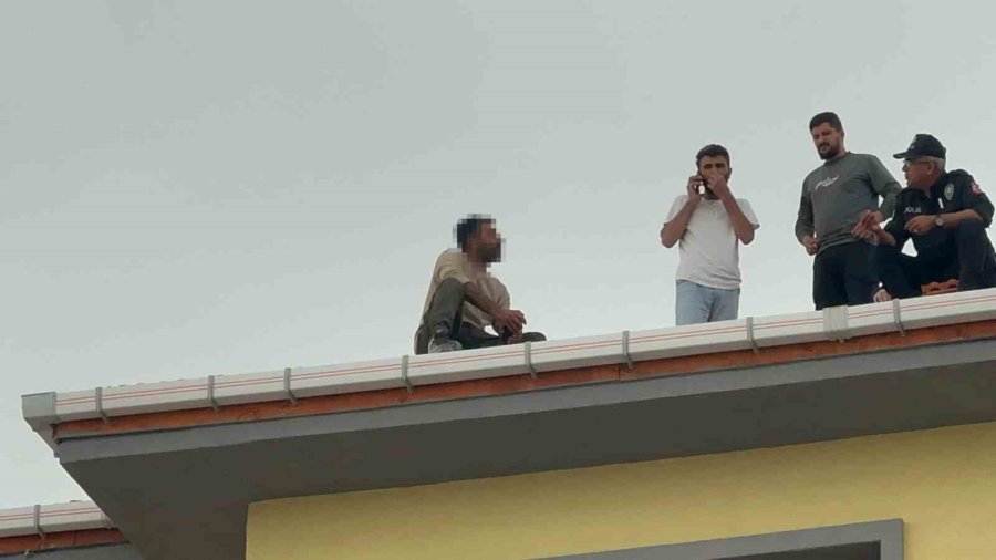 İnşaat İşçisi Çatıdan Atlamak İstedi