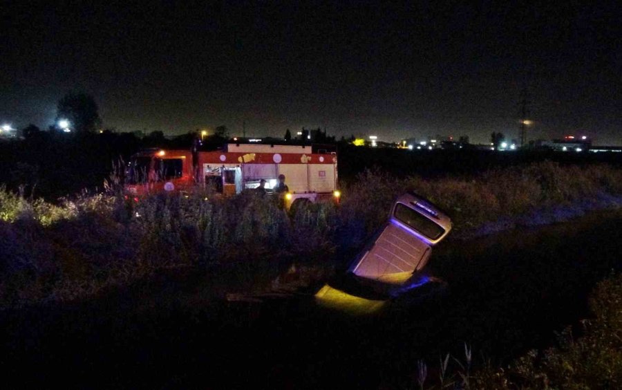 Otomobil Su Kanalına Uçtu: Öldüğü Düşünülen Sürücünün Yüzerek Kaçtığı Ortaya Çıktı