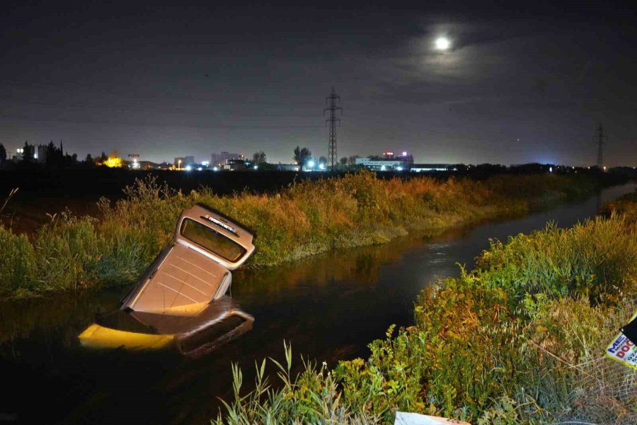 Otomobil Su Kanalına Uçtu: Öldüğü Düşünülen Sürücünün Yüzerek Kaçtığı Ortaya Çıktı