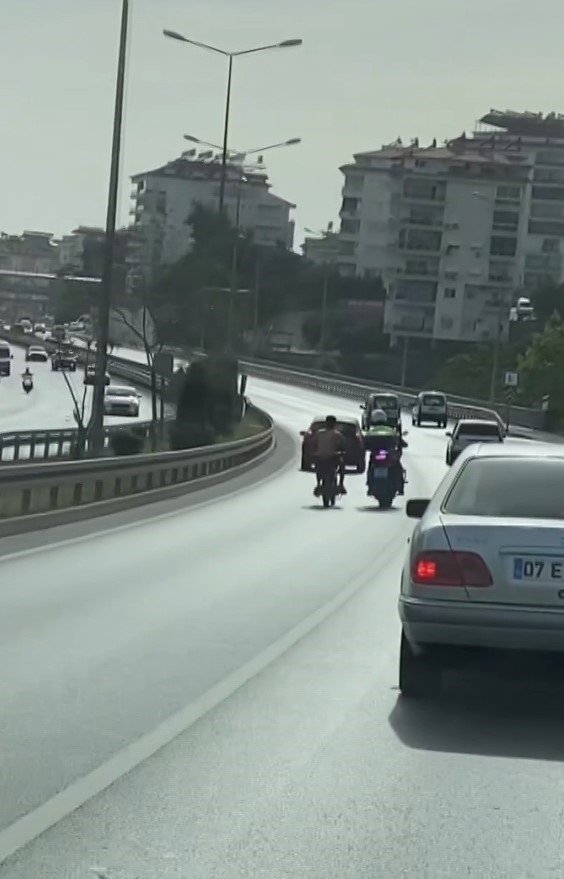 Motosikletini, Kendisine ’dur’ İhtarında Bulunan Motorize Trafik Polisinin Üzerine Sürdü
