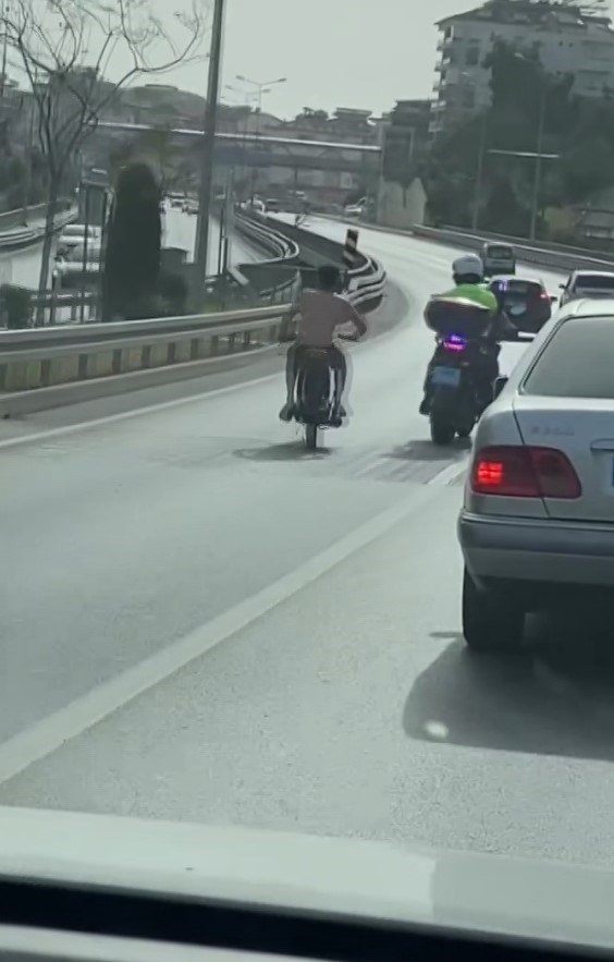 Motosikletini, Kendisine ’dur’ İhtarında Bulunan Motorize Trafik Polisinin Üzerine Sürdü