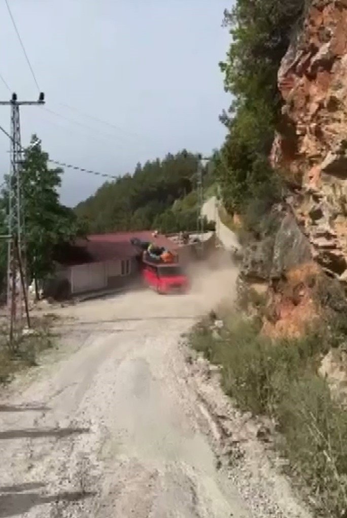 Yamaç Paraşütçülerini İndirdikten Sonra Freni Boşalan Safari Aracı Boş Eve Daldı