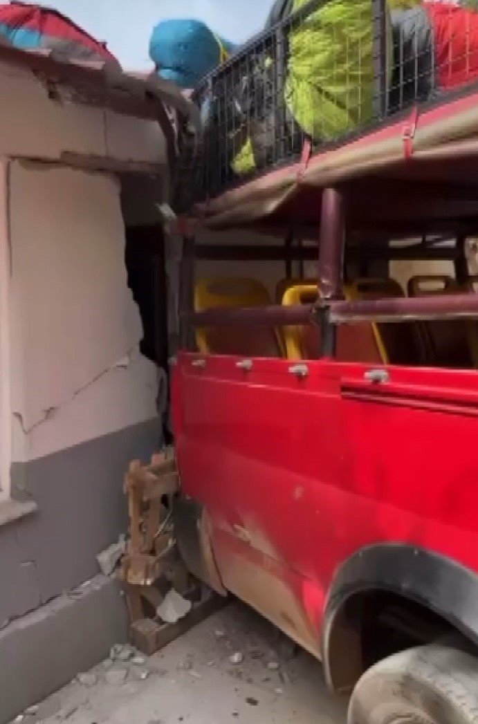 Yamaç Paraşütçülerini İndirdikten Sonra Freni Boşalan Safari Aracı Boş Eve Daldı