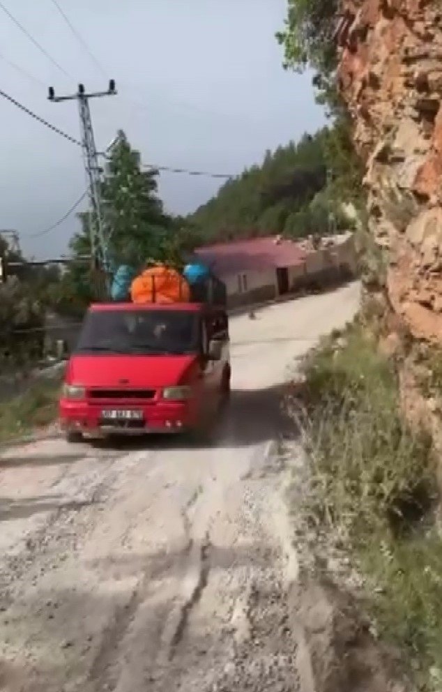 Yamaç Paraşütçülerini İndirdikten Sonra Freni Boşalan Safari Aracı Boş Eve Daldı