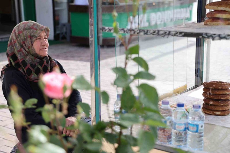 Eşinden Tezgahı Aldı, 17 Yıldır Müşterilerinin ’simitçi Teyzesi’ Oldu