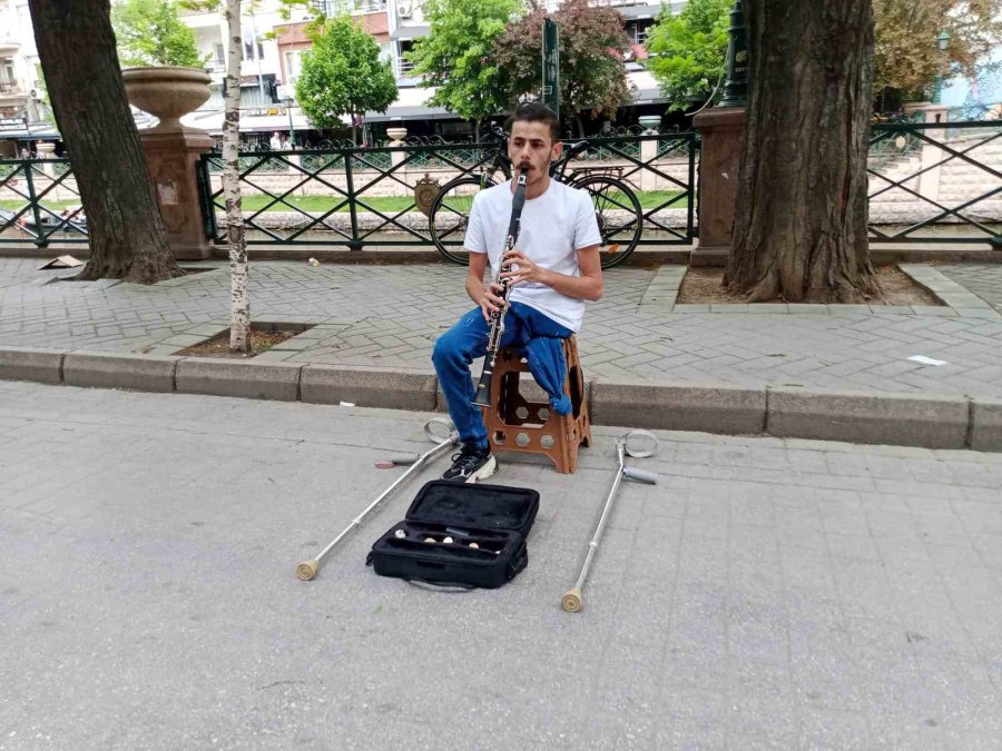 Sıcak Havaları Fırsat Bilen Sokak Müzisyenleri Daha Fazla Çalışmaya Başladı