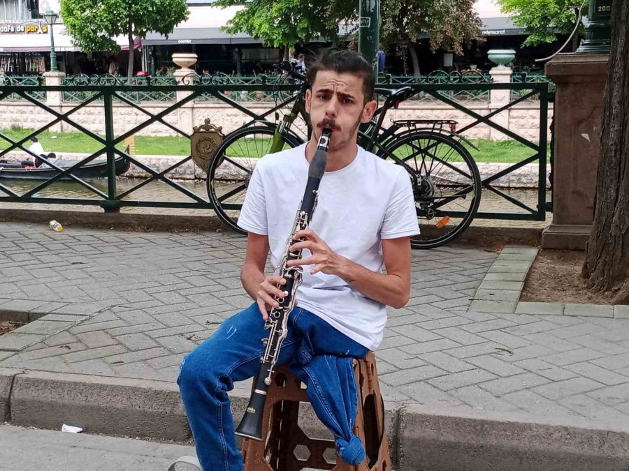 Sıcak Havaları Fırsat Bilen Sokak Müzisyenleri Daha Fazla Çalışmaya Başladı