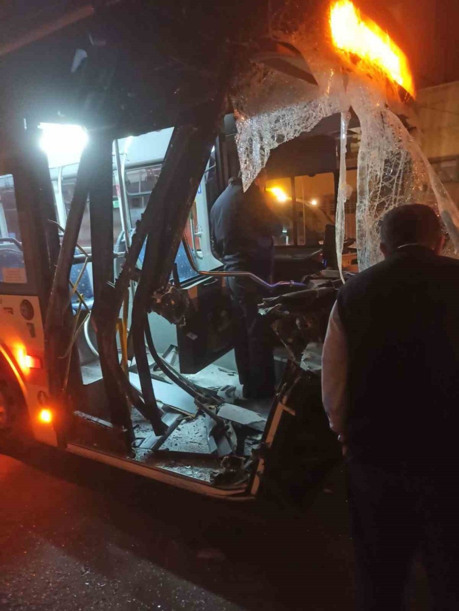Park Halindeki Kamyona Arkadan Çarpan Otobüsün Boş Olması Faciayı Önledi