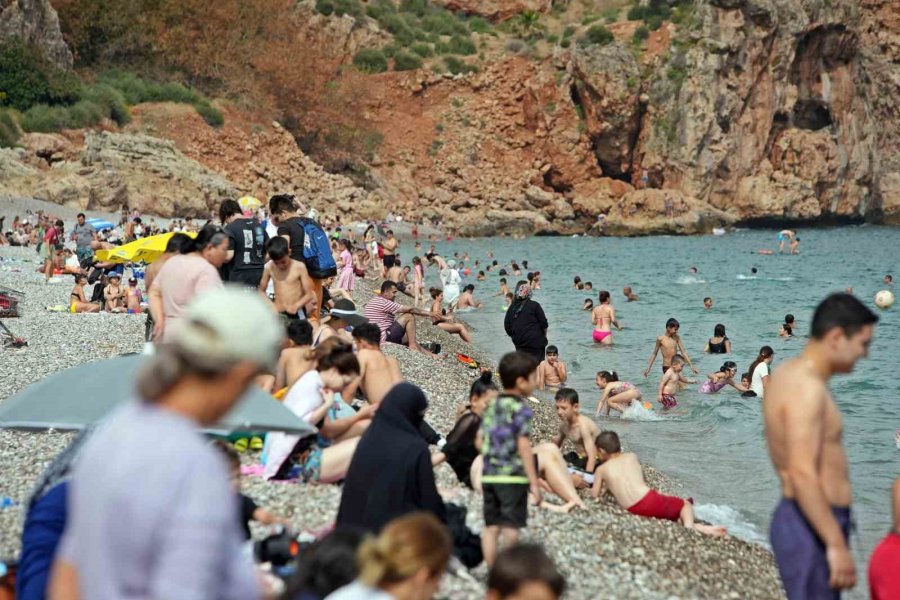 Antalya’da Çöl Tozunun Etkisi Azaldı, Sahiller Doldu