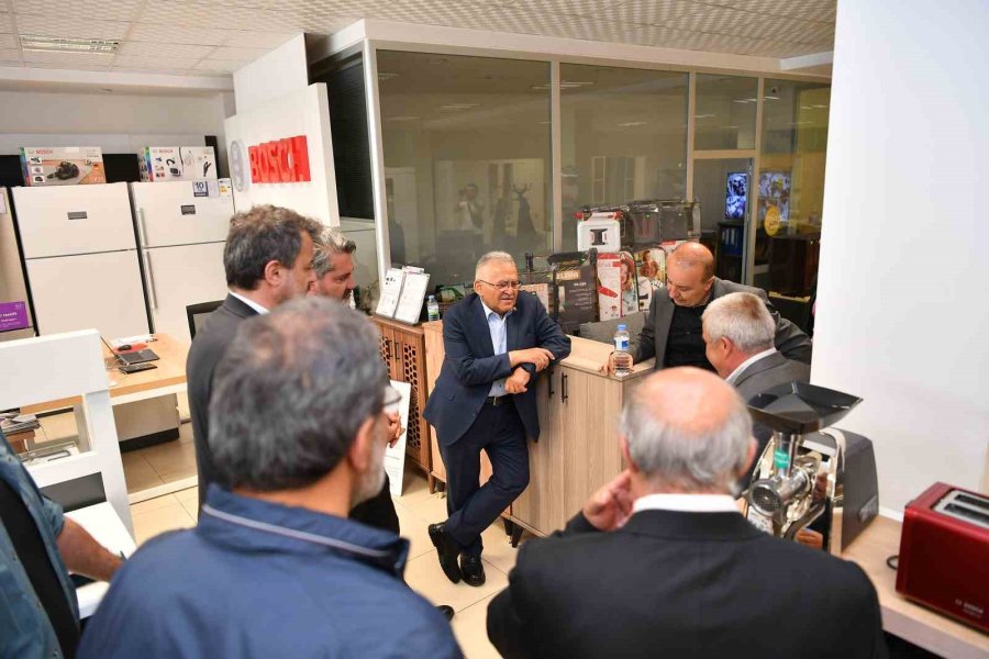 Başkan Büyükkılıç, Pınarbaşı Esnafı Ve İlçe Sakinleriyle Kucaklaştı