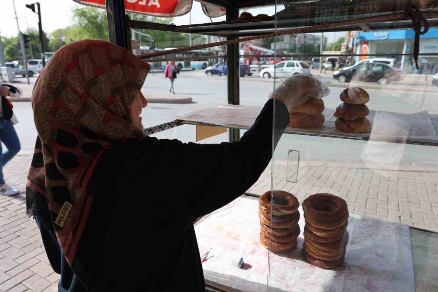 Eşinden Tezgahı Aldı, 17 Yıldır Müşterilerinin ’simitçi Teyzesi’ Oldu