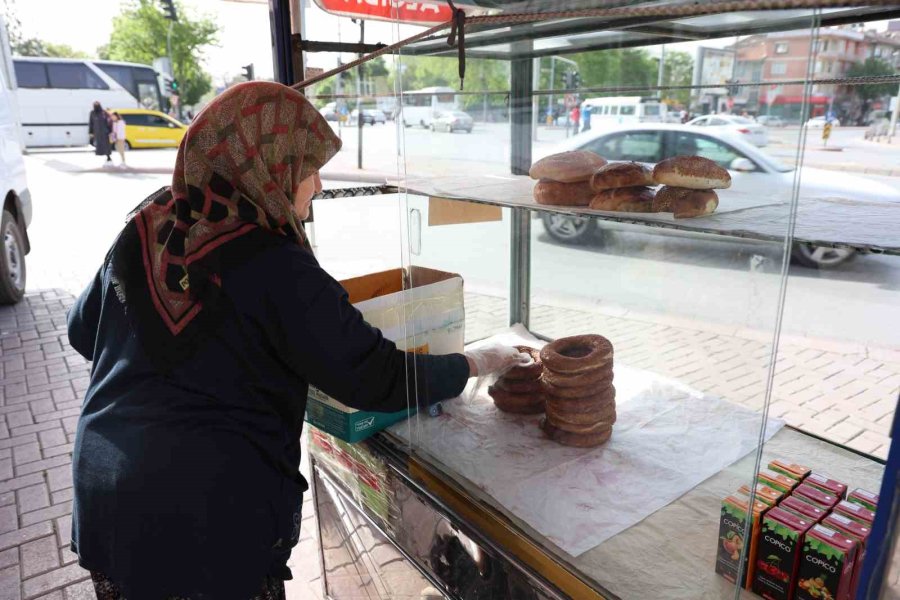 Eşinden Tezgahı Aldı, 17 Yıldır Müşterilerinin ’simitçi Teyzesi’ Oldu