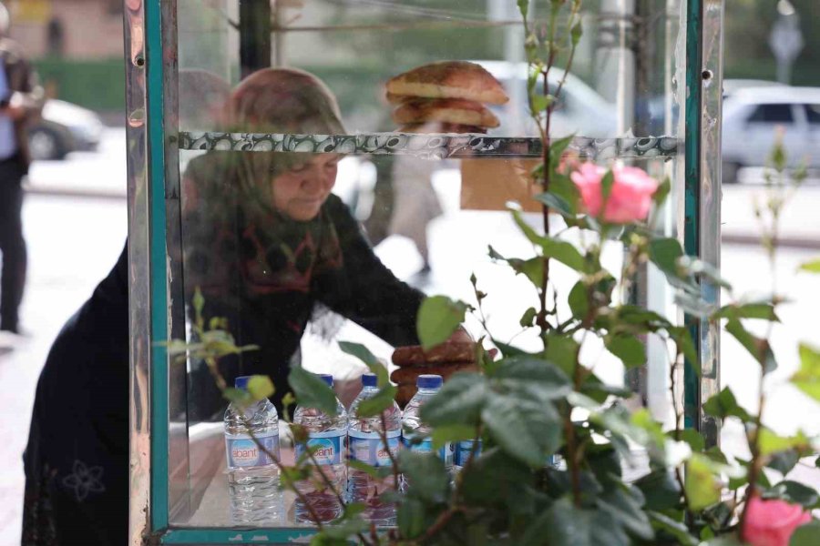 Eşinden Tezgahı Aldı, 17 Yıldır Müşterilerinin ’simitçi Teyzesi’ Oldu