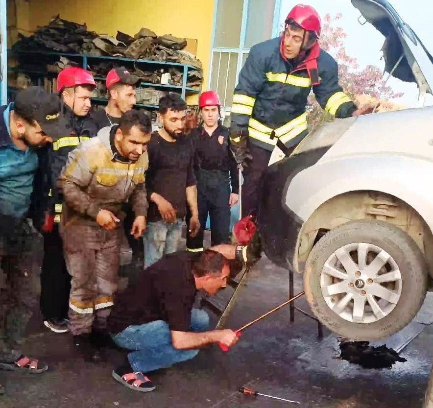 Aracın Motoruna Giren Yılanı İtfaiye Çıkardı