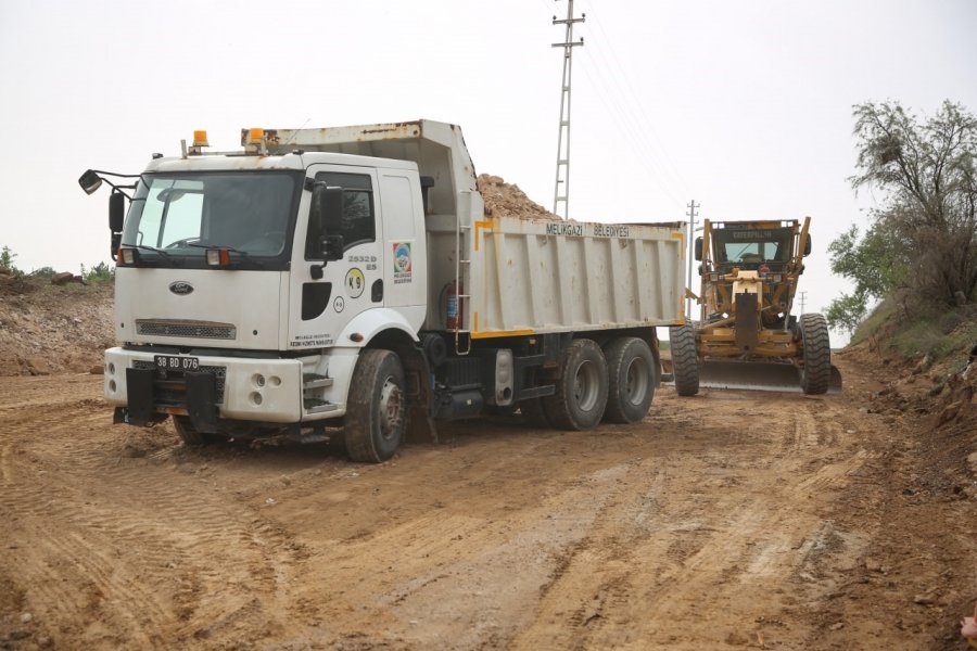 Melikgazi’de Yol Yenileme Çalışmaları İle Ulaşım Ağı Genişliyor