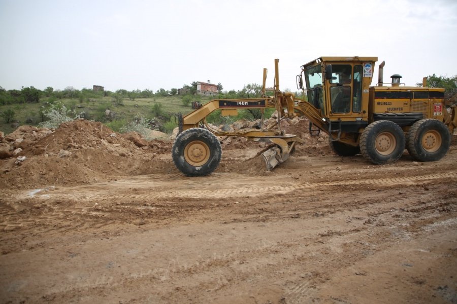 Melikgazi’de Yol Yenileme Çalışmaları İle Ulaşım Ağı Genişliyor