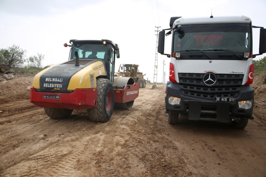 Melikgazi’de Yol Yenileme Çalışmaları İle Ulaşım Ağı Genişliyor