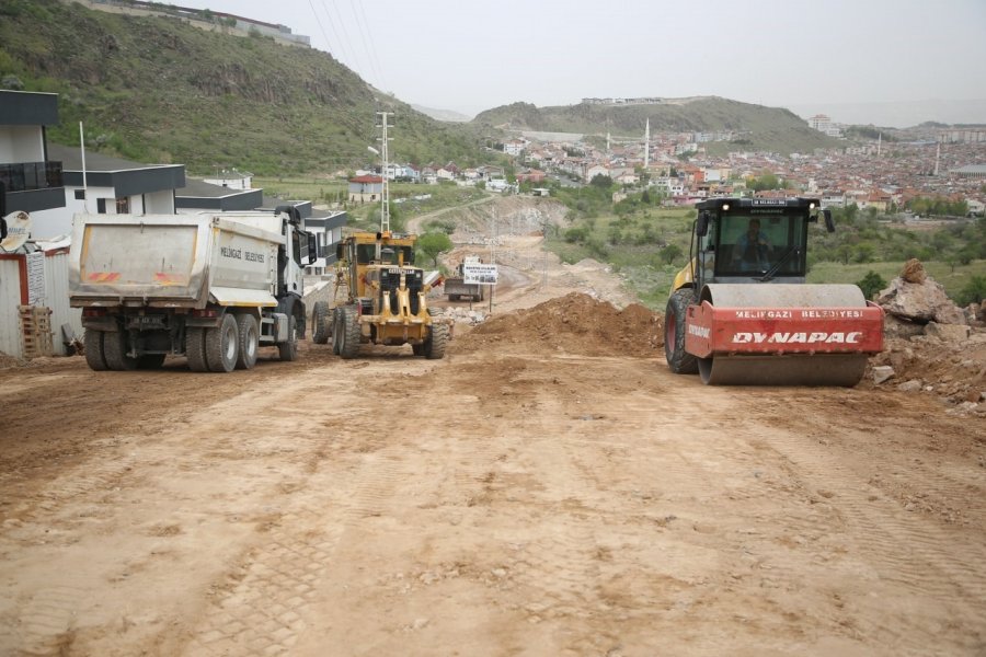 Melikgazi’de Yol Yenileme Çalışmaları İle Ulaşım Ağı Genişliyor