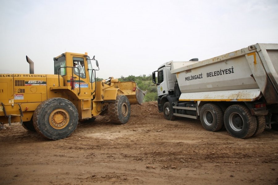 Melikgazi’de Yol Yenileme Çalışmaları İle Ulaşım Ağı Genişliyor