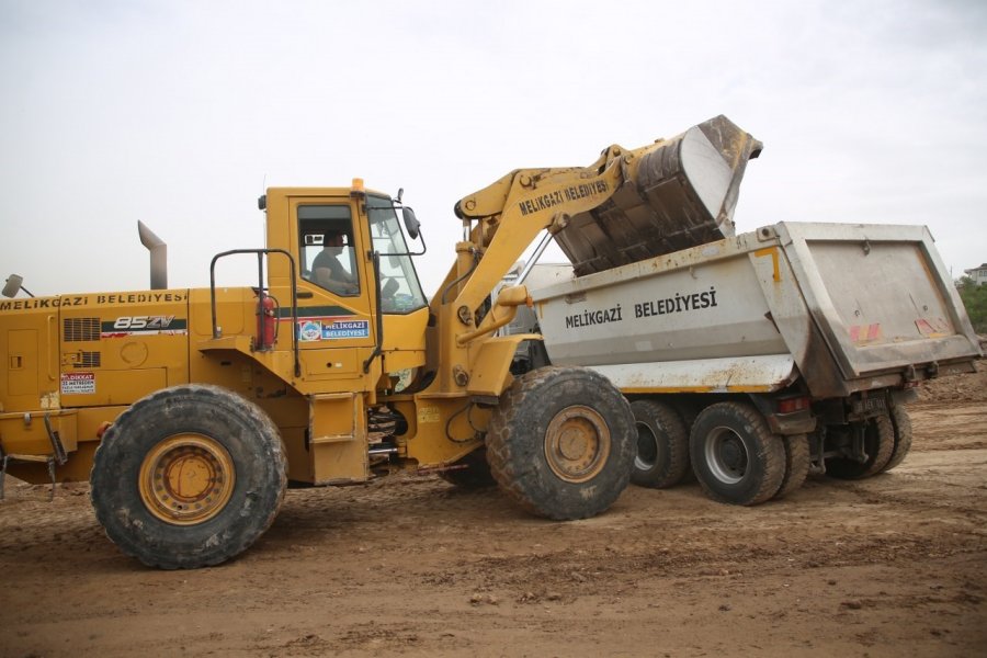 Melikgazi’de Yol Yenileme Çalışmaları İle Ulaşım Ağı Genişliyor