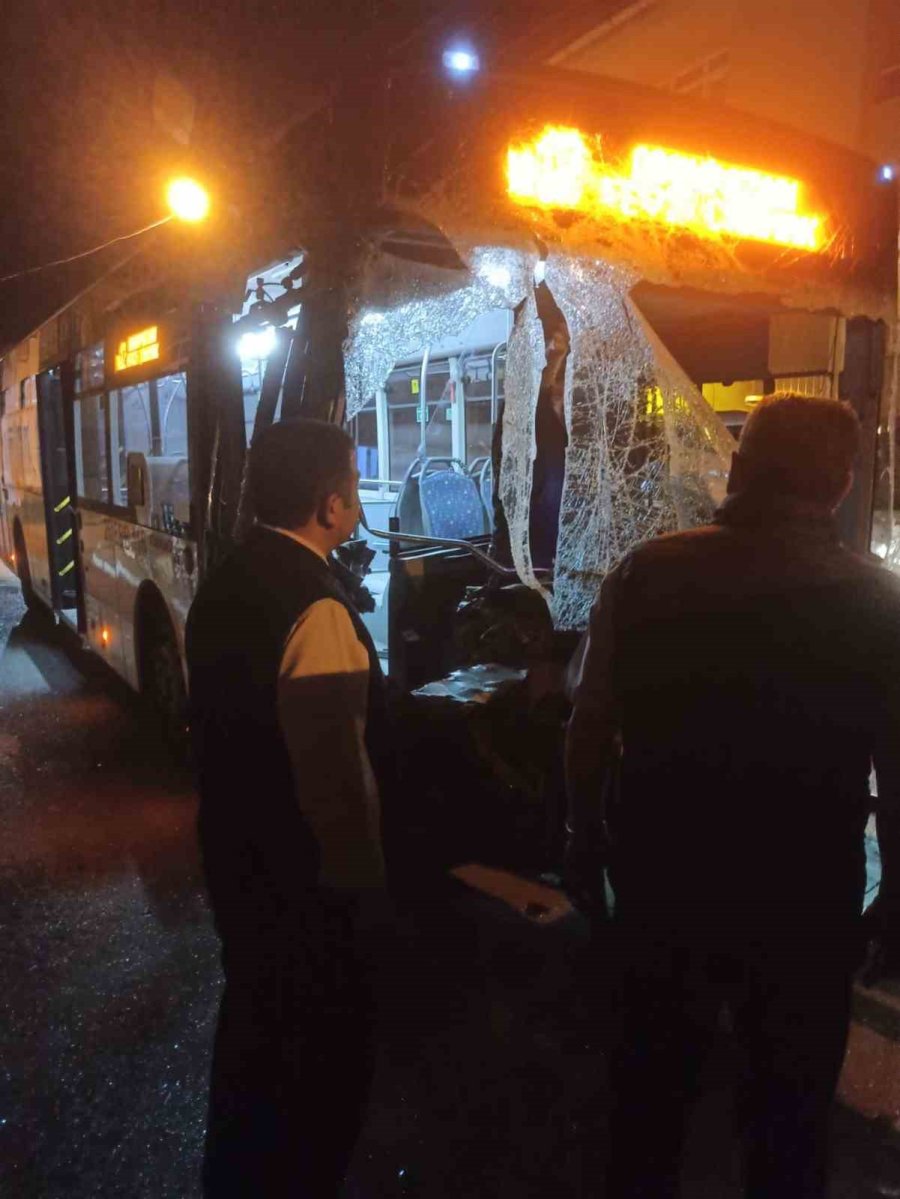 Park Halindeki Kamyona Arkadan Çarpan Otobüsün Boş Olması Faciayı Önledi