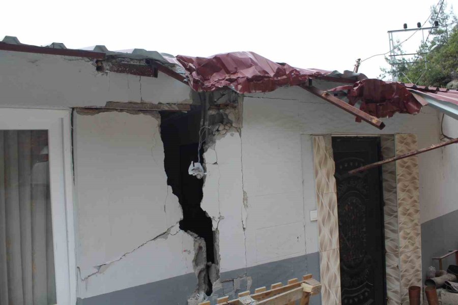 Yamaç Paraşütçülerini İndirdikten Sonra Freni Boşalan Safari Aracı Boş Eve Daldı