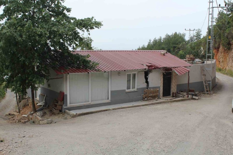 Yamaç Paraşütçülerini İndirdikten Sonra Freni Boşalan Safari Aracı Boş Eve Daldı