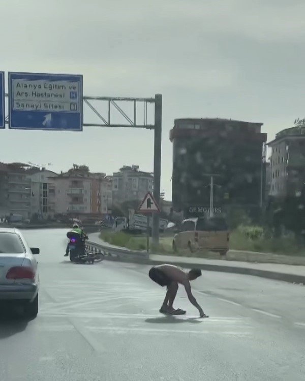 Motosikletini, Kendisine ’dur’ İhtarında Bulunan Motorize Trafik Polisinin Üzerine Sürdü