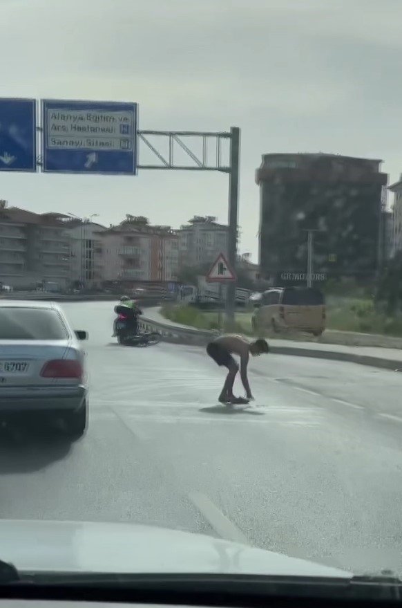 Motosikletini, Kendisine ’dur’ İhtarında Bulunan Motorize Trafik Polisinin Üzerine Sürdü