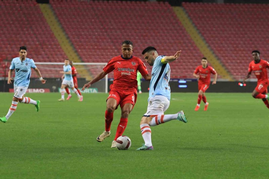 Trendyol Süper Lig: Hatayspor: 0 - Başakşehir: 1 (ilk Yarı)