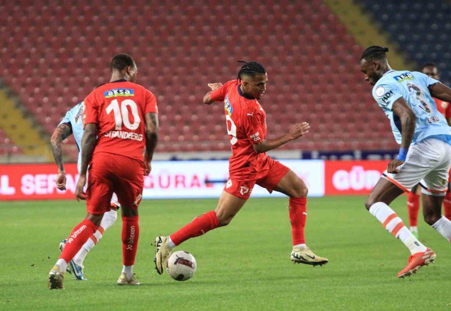 Trendyol Süper Lig: Hatayspor: 0 - Başakşehir: 1 (ilk Yarı)